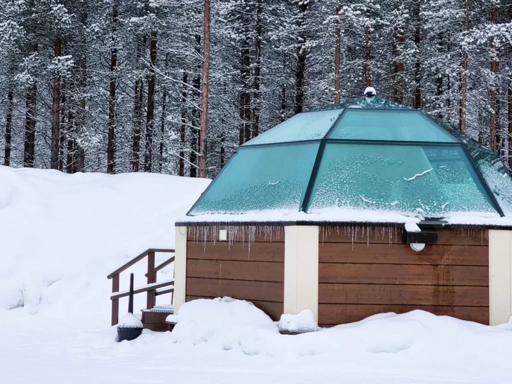 overnachten in een glazen iglo lapland