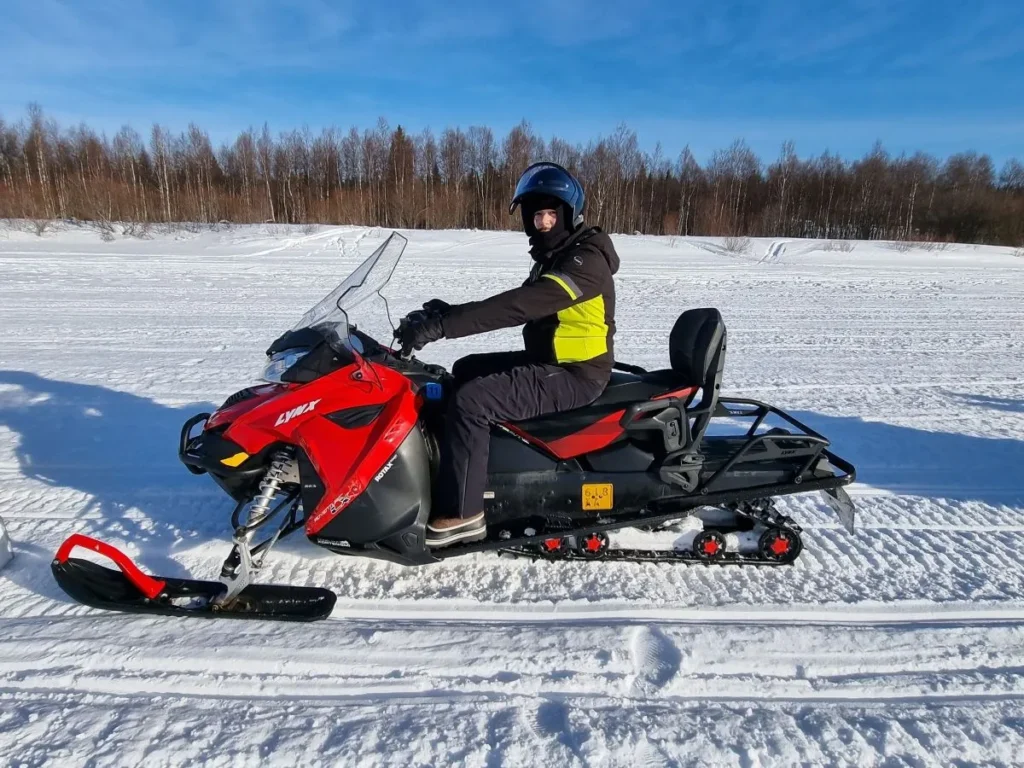 activiteiten in fins lapland sneeuwscooter