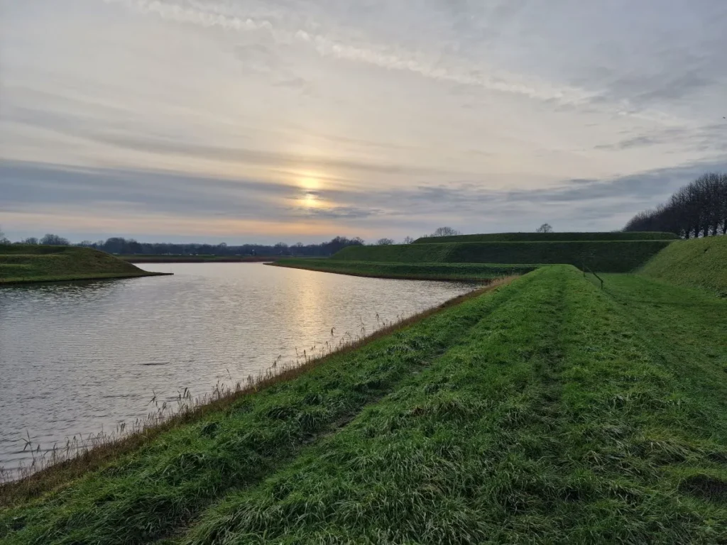 wandelen over de vestingwallen van heusden